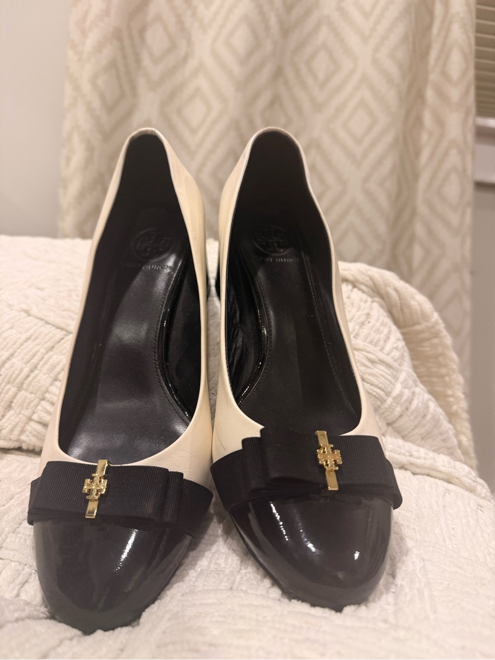 Tory Burch Black and Cream Pointed Toe Pumps with Bow and Logo
